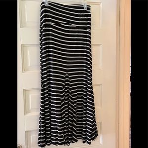 Poof size medium maxi skirt. Has some swing to it. Fun to wear.